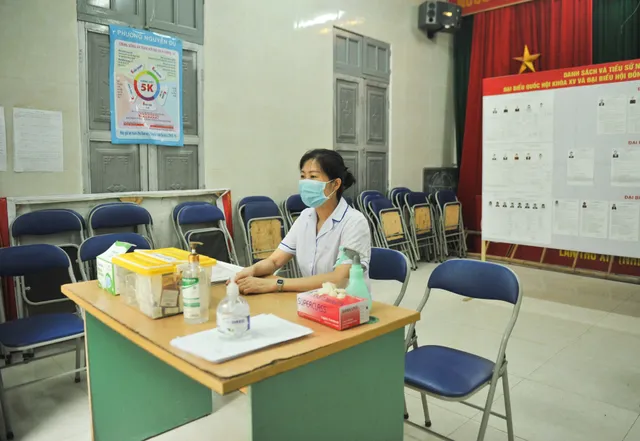 Hà Nội: Cử tri nô nức đi bỏ phiếu từ sáng sớm - Ảnh 4. Hà Nội: Cử tri nô nức đi bỏ phiếu từ sáng sớm - Ảnh 4.