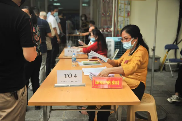 Hà Nội: Cử tri nô nức đi bỏ phiếu từ sáng sớm - Ảnh 5. Hà Nội: Cử tri nô nức đi bỏ phiếu từ sáng sớm - Ảnh 5.