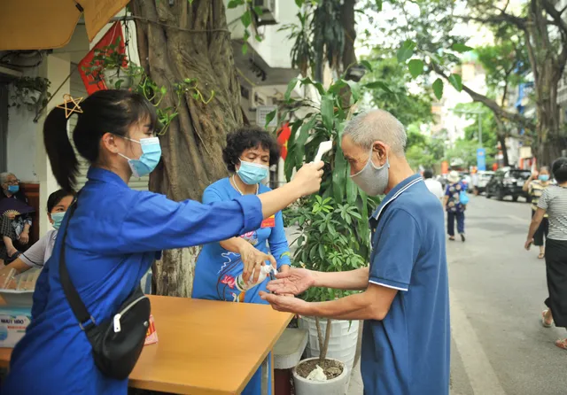 Hà Nội: Cử tri nô nức đi bỏ phiếu từ sáng sớm - Ảnh 2. Hà Nội: Cử tri nô nức đi bỏ phiếu từ sáng sớm - Ảnh 2.