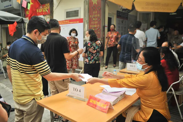 Hà Nội: Cử tri nô nức đi bỏ phiếu từ sáng sớm - Ảnh 6. Hà Nội: Cử tri nô nức đi bỏ phiếu từ sáng sớm - Ảnh 6.