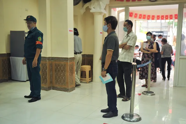 Hà Nội: Cử tri nô nức đi bỏ phiếu từ sáng sớm - Ảnh 7. Hà Nội: Cử tri nô nức đi bỏ phiếu từ sáng sớm - Ảnh 7.