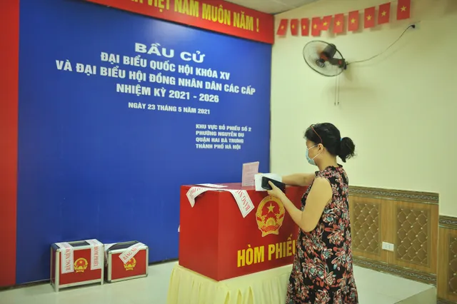 Hà Nội: Cử tri nô nức đi bỏ phiếu từ sáng sớm - Ảnh 9. Hà Nội: Cử tri nô nức đi bỏ phiếu từ sáng sớm - Ảnh 9.