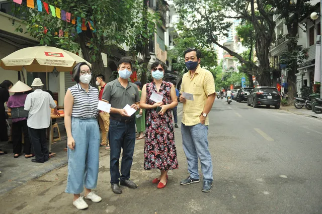 Hà Nội: Cử tri nô nức đi bỏ phiếu từ sáng sớm - Ảnh 11. Hà Nội: Cử tri nô nức đi bỏ phiếu từ sáng sớm - Ảnh 11.