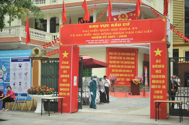Hà Nội: Cử tri nô nức đi bỏ phiếu từ sáng sớm - Ảnh 12. Hà Nội: Cử tri nô nức đi bỏ phiếu từ sáng sớm - Ảnh 12.