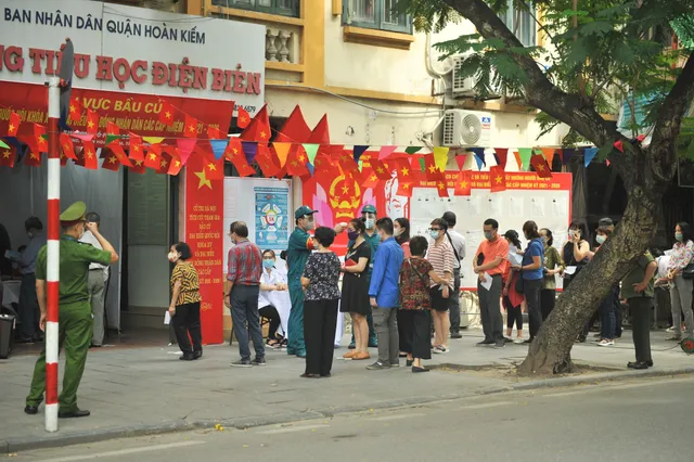 Hà Nội: Cử tri nô nức đi bỏ phiếu từ sáng sớm - Ảnh 13. Hà Nội: Cử tri nô nức đi bỏ phiếu từ sáng sớm - Ảnh 13.