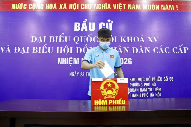 ẢNH: ĐT Việt Nam và ĐT U22 Việt Nam bỏ phiếu bầu ĐBQH khóa XV và đại biểu HĐND các cấp nhiệm kỳ 2021-2026 - Ảnh 15. ẢNH: ĐT Việt Nam và ĐT U22 Việt Nam bỏ phiếu bầu ĐBQH khóa XV và đại biểu HĐND các cấp nhiệm kỳ 2021-2026 - Ảnh 15.