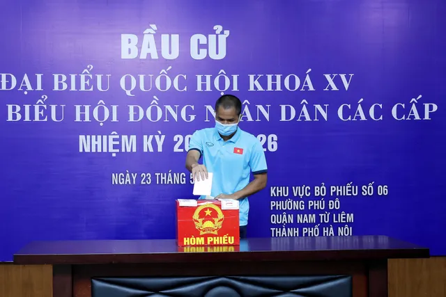 ẢNH: ĐT Việt Nam và ĐT U22 Việt Nam bỏ phiếu bầu ĐBQH khóa XV và đại biểu HĐND các cấp nhiệm kỳ 2021-2026 - Ảnh 14. ẢNH: ĐT Việt Nam và ĐT U22 Việt Nam bỏ phiếu bầu ĐBQH khóa XV và đại biểu HĐND các cấp nhiệm kỳ 2021-2026 - Ảnh 14.