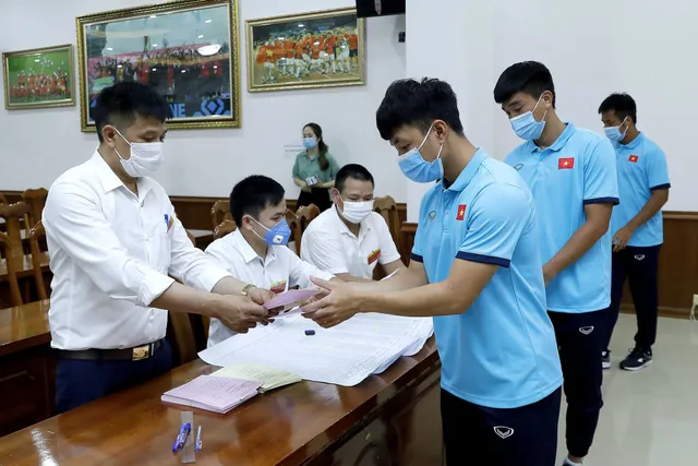ẢNH: ĐT Việt Nam và ĐT U22 Việt Nam bỏ phiếu bầu ĐBQH khóa XV và đại biểu HĐND các cấp nhiệm kỳ 2021-2026 - Ảnh 6. ẢNH: ĐT Việt Nam và ĐT U22 Việt Nam bỏ phiếu bầu ĐBQH khóa XV và đại biểu HĐND các cấp nhiệm kỳ 2021-2026 - Ảnh 6.