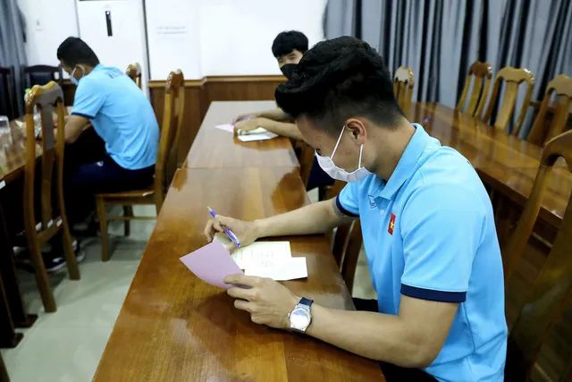 ẢNH: ĐT Việt Nam và ĐT U22 Việt Nam bỏ phiếu bầu ĐBQH khóa XV và đại biểu HĐND các cấp nhiệm kỳ 2021-2026 - Ảnh 5. ẢNH: ĐT Việt Nam và ĐT U22 Việt Nam bỏ phiếu bầu ĐBQH khóa XV và đại biểu HĐND các cấp nhiệm kỳ 2021-2026 - Ảnh 5.
