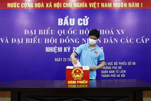 ẢNH: ĐT Việt Nam và ĐT U22 Việt Nam bỏ phiếu bầu ĐBQH khóa XV và đại biểu HĐND các cấp nhiệm kỳ 2021-2026 - Ảnh 10. ẢNH: ĐT Việt Nam và ĐT U22 Việt Nam bỏ phiếu bầu ĐBQH khóa XV và đại biểu HĐND các cấp nhiệm kỳ 2021-2026 - Ảnh 10.