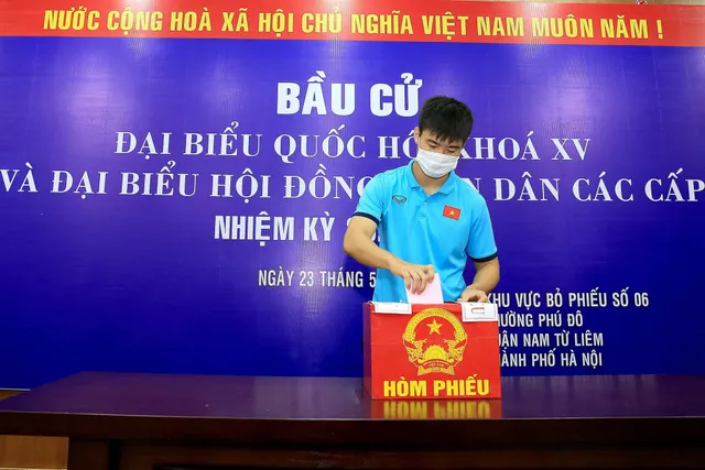 ẢNH: ĐT Việt Nam và ĐT U22 Việt Nam bỏ phiếu bầu ĐBQH khóa XV và đại biểu HĐND các cấp nhiệm kỳ 2021-2026 - Ảnh 8. ẢNH: ĐT Việt Nam và ĐT U22 Việt Nam bỏ phiếu bầu ĐBQH khóa XV và đại biểu HĐND các cấp nhiệm kỳ 2021-2026 - Ảnh 8.