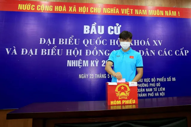 ẢNH: ĐT Việt Nam và ĐT U22 Việt Nam bỏ phiếu bầu ĐBQH khóa XV và đại biểu HĐND các cấp nhiệm kỳ 2021-2026 - Ảnh 1. ẢNH: ĐT Việt Nam và ĐT U22 Việt Nam bỏ phiếu bầu ĐBQH khóa XV và đại biểu HĐND các cấp nhiệm kỳ 2021-2026 - Ảnh 1.