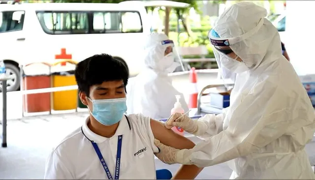 Tiêm vaccine COVID-19 cho 300 công nhân khu công nghiệp Đình Trám, Bắc Giang - Ảnh 5.