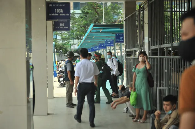 Người dân rục rịch trở về Hà Nội sau kì nghỉ lễ, nghiêm túc đeo khẩu trang - Ảnh 9.