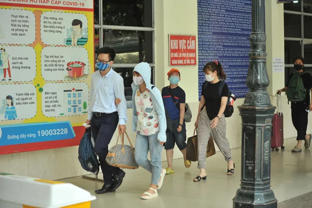 Người dân rục rịch trở về Hà Nội sau kì nghỉ lễ, nghiêm túc đeo khẩu trang - Ảnh 10.