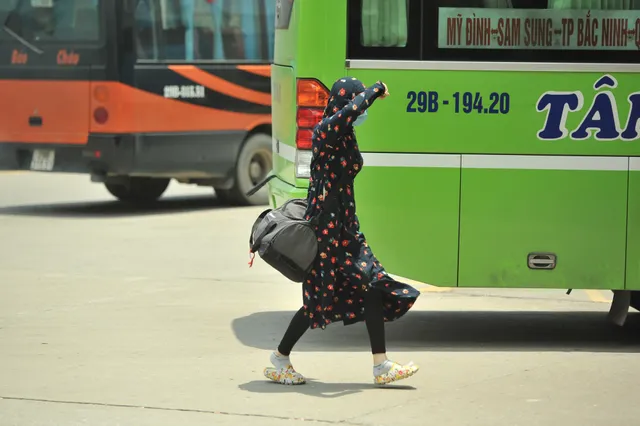 Người dân rục rịch trở về Hà Nội sau kì nghỉ lễ, nghiêm túc đeo khẩu trang - Ảnh 11.