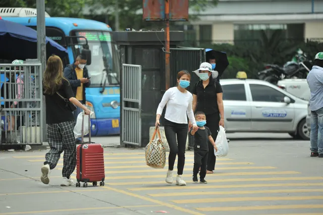 Người dân rục rịch trở về Hà Nội sau kì nghỉ lễ, nghiêm túc đeo khẩu trang - Ảnh 14.