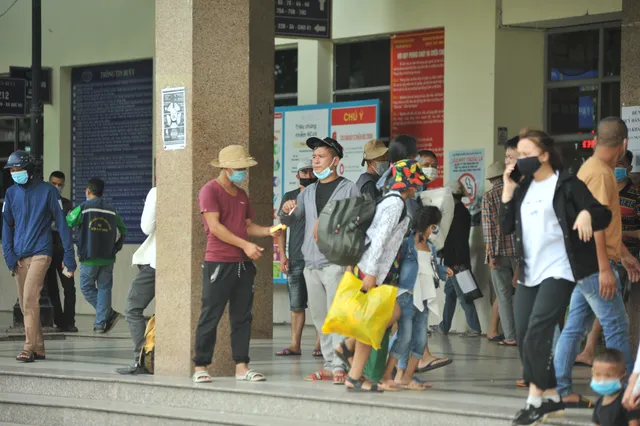 Người dân rục rịch trở về Hà Nội sau kì nghỉ lễ, nghiêm túc đeo khẩu trang - Ảnh 7.