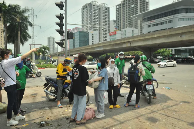 Người dân rục rịch trở về Hà Nội sau kì nghỉ lễ, nghiêm túc đeo khẩu trang - Ảnh 1.