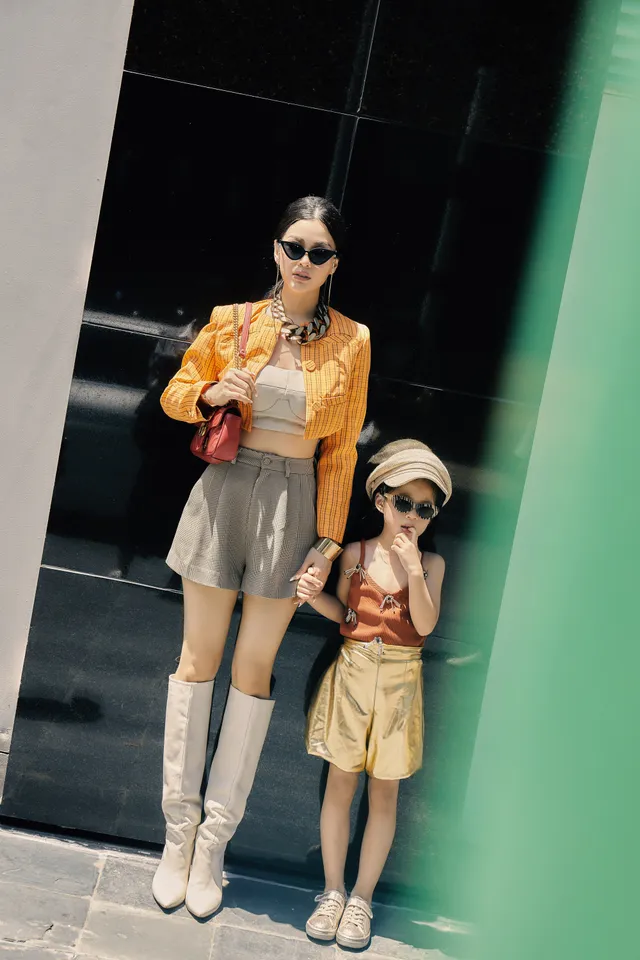 Mẹ con Á hậu Diễm Trang “chất lừ” trong bộ ảnh streetstyle - Ảnh 6.