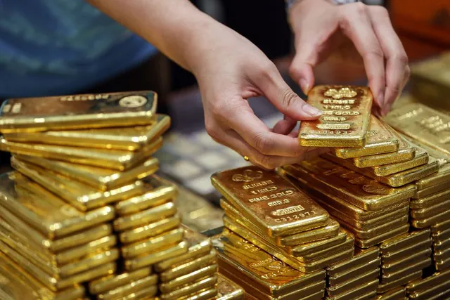 Giá vàng “chọc thủng” mốc 57 triệu đồng/lượng - Ảnh 1.