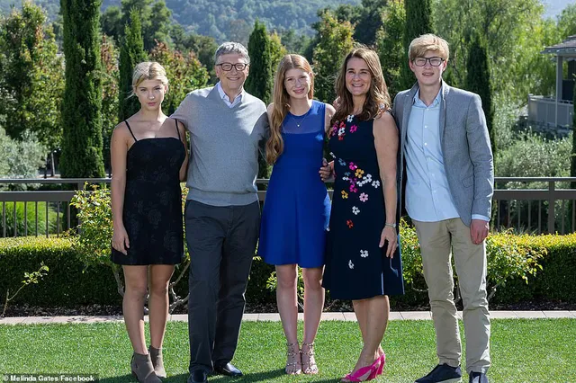 Vợ tỷ phú Bill Gates: Cuộc hôn nhân tan vỡ không thể cứu vãn - Ảnh 3. Vợ tỷ phú Bill Gates: Cuộc hôn nhân tan vỡ không thể cứu vãn - Ảnh 3.