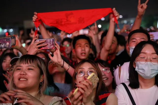 Hàng nghìn người không đeo khẩu trang tham dự nhạc hội ở Vũ Hán - Ảnh 6. Hàng nghìn người không đeo khẩu trang tham dự nhạc hội ở Vũ Hán - Ảnh 6.