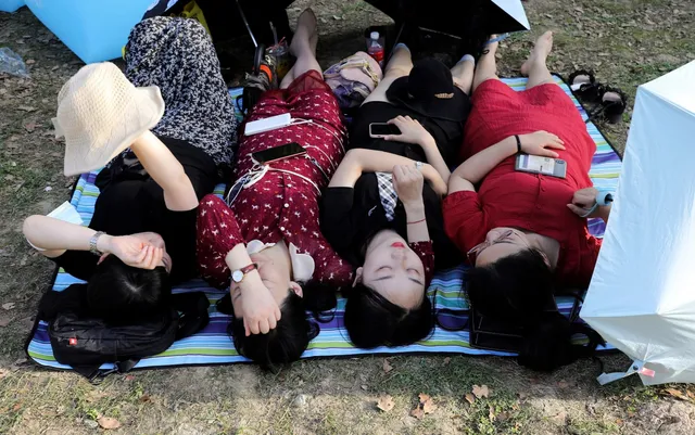 Hàng nghìn người không đeo khẩu trang tham dự nhạc hội ở Vũ Hán - Ảnh 3. Hàng nghìn người không đeo khẩu trang tham dự nhạc hội ở Vũ Hán - Ảnh 3.