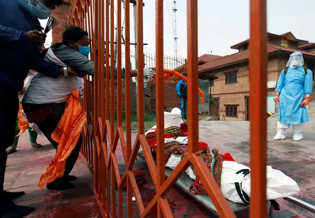 Sau Ấn Độ, Nepal hỏa thiêu nạn nhân COVID-19 ngoài trời - Ảnh 10. Sau Ấn Độ, Nepal hỏa thiêu nạn nhân COVID-19 ngoài trời - Ảnh 10.