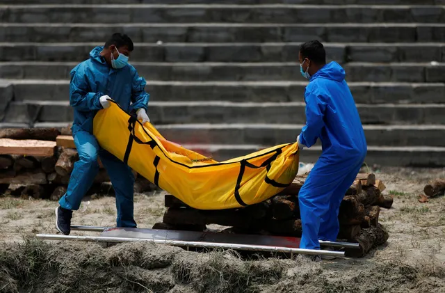 Sau Ấn Độ, Nepal hỏa thiêu nạn nhân COVID-19 ngoài trời - Ảnh 7. Sau Ấn Độ, Nepal hỏa thiêu nạn nhân COVID-19 ngoài trời - Ảnh 7.