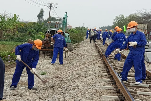 Bị nợ lương, công nhân đường sắt lao đao - Ảnh 1.