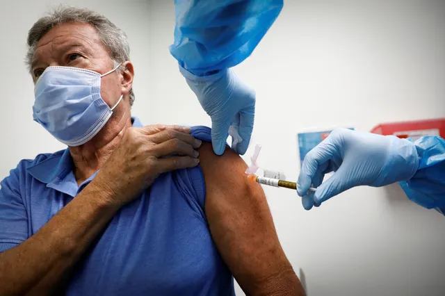 Phát tiền, tặng bia cho nhân viên tiêm vaccine COVID-19 - Ảnh 2. Phát tiền, tặng bia cho nhân viên tiêm vaccine COVID-19 - Ảnh 2.