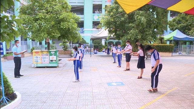 Thầy trò TP Hồ Chí Minh tăng tốc để kết thúc năm học sớm, học sinh lớp 5 hoàn thành bài thi cuối kỳ - Ảnh 10.