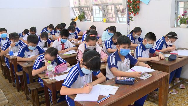 Thầy trò TP Hồ Chí Minh tăng tốc để kết thúc năm học sớm, học sinh lớp 5 hoàn thành bài thi cuối kỳ - Ảnh 1.