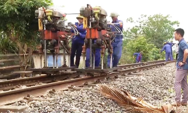 Đảm bảo an toàn chạy tàu tại khu vực thi công nâng cấp - Ảnh 2.