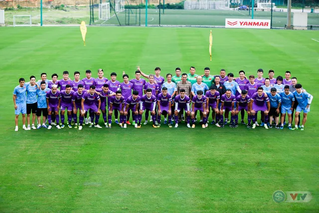 ĐT Việt Nam tập buổi đầu tiên chuẩn bị vòng loại World Cup 2022: Diện mạo mới từ những bộ trang phục - Ảnh 2. ĐT Việt Nam tập buổi đầu tiên chuẩn bị vòng loại World Cup 2022: Diện mạo mới từ những bộ trang phục - Ảnh 2.