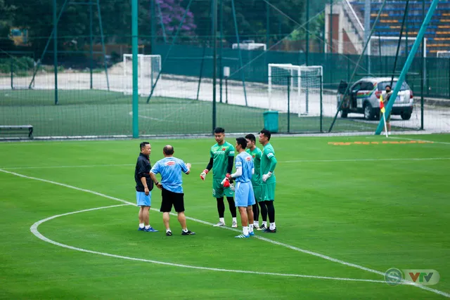 ĐT Việt Nam tập buổi đầu tiên chuẩn bị vòng loại World Cup 2022: Diện mạo mới từ những bộ trang phục - Ảnh 3. ĐT Việt Nam tập buổi đầu tiên chuẩn bị vòng loại World Cup 2022: Diện mạo mới từ những bộ trang phục - Ảnh 3.