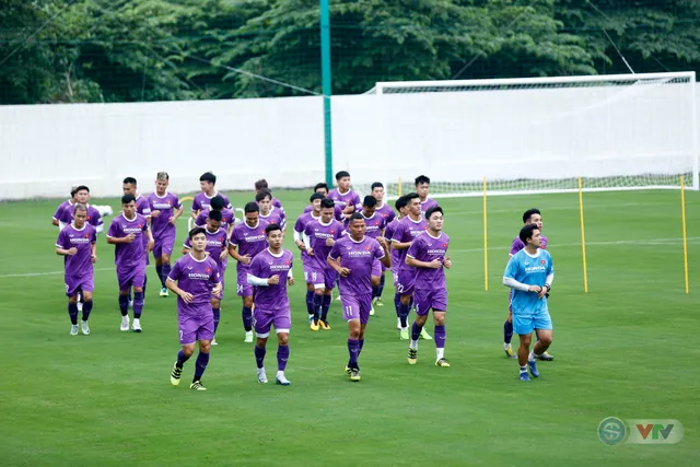 ĐT Việt Nam tập buổi đầu tiên chuẩn bị vòng loại World Cup 2022: Diện mạo mới từ những bộ trang phục - Ảnh 5. ĐT Việt Nam tập buổi đầu tiên chuẩn bị vòng loại World Cup 2022: Diện mạo mới từ những bộ trang phục - Ảnh 5.