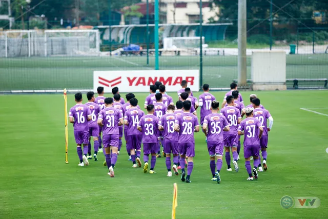 ĐT Việt Nam tập buổi đầu tiên chuẩn bị vòng loại World Cup 2022: Diện mạo mới từ những bộ trang phục - Ảnh 6. ĐT Việt Nam tập buổi đầu tiên chuẩn bị vòng loại World Cup 2022: Diện mạo mới từ những bộ trang phục - Ảnh 6.