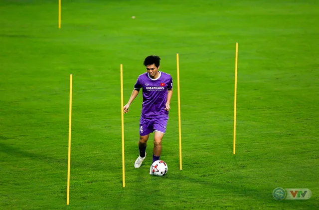 ĐT Việt Nam tập buổi đầu tiên chuẩn bị vòng loại World Cup 2022: Diện mạo mới từ những bộ trang phục - Ảnh 16. ĐT Việt Nam tập buổi đầu tiên chuẩn bị vòng loại World Cup 2022: Diện mạo mới từ những bộ trang phục - Ảnh 16.