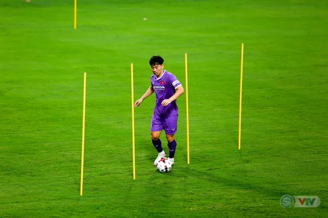 ĐT Việt Nam tập buổi đầu tiên chuẩn bị vòng loại World Cup 2022: Diện mạo mới từ những bộ trang phục - Ảnh 15. ĐT Việt Nam tập buổi đầu tiên chuẩn bị vòng loại World Cup 2022: Diện mạo mới từ những bộ trang phục - Ảnh 15.