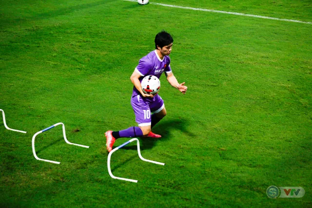 ĐT Việt Nam tập buổi đầu tiên chuẩn bị vòng loại World Cup 2022: Diện mạo mới từ những bộ trang phục - Ảnh 12. ĐT Việt Nam tập buổi đầu tiên chuẩn bị vòng loại World Cup 2022: Diện mạo mới từ những bộ trang phục - Ảnh 12.