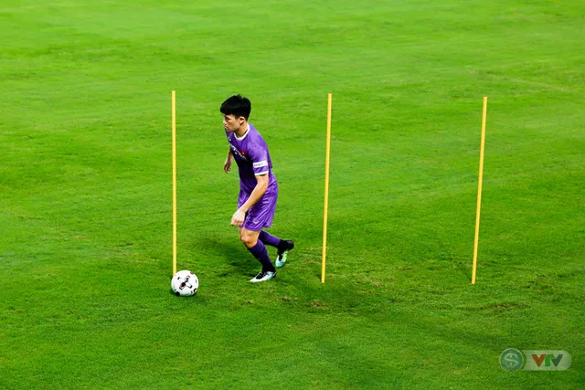 ĐT Việt Nam tập buổi đầu tiên chuẩn bị vòng loại World Cup 2022: Diện mạo mới từ những bộ trang phục - Ảnh 11. ĐT Việt Nam tập buổi đầu tiên chuẩn bị vòng loại World Cup 2022: Diện mạo mới từ những bộ trang phục - Ảnh 11.