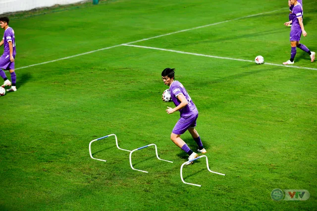 ĐT Việt Nam tập buổi đầu tiên chuẩn bị vòng loại World Cup 2022: Diện mạo mới từ những bộ trang phục - Ảnh 10. ĐT Việt Nam tập buổi đầu tiên chuẩn bị vòng loại World Cup 2022: Diện mạo mới từ những bộ trang phục - Ảnh 10.