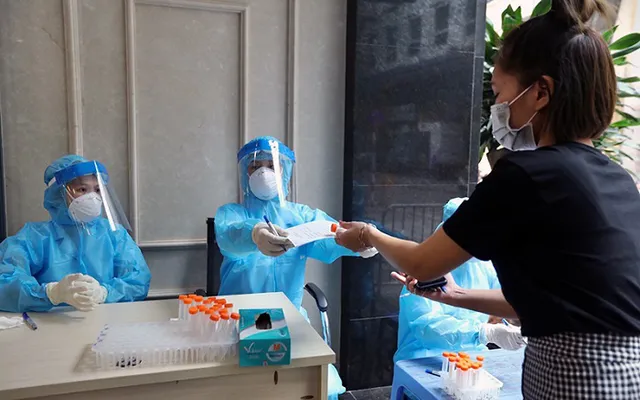 
Local residents in a building in Hanoi being tested for COVID-19. (Photo: NDO/Minh Quang)
