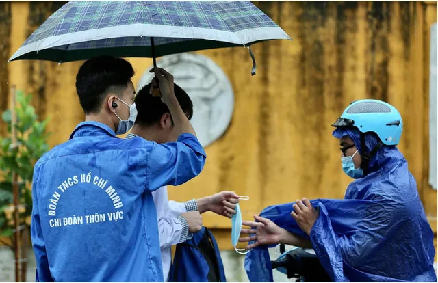 Sĩ tử Hà Nội đội mưa đến điểm thi trong ngày đầu kỳ thi vào lớp 10 - Ảnh 9.