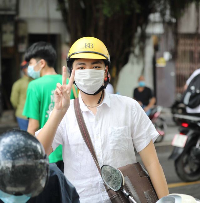 Kỳ thi tuyển sinh vào lớp 10 tại Hà Nội: Thí sinh phấn khởi với đề thi Ngữ văn và Ngoại ngữ vừa sức - Ảnh 2.