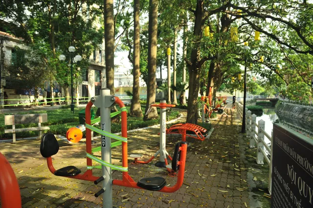 Trói thiết bị tập thể dục ven hồ Tây, hạn chế tụ tập đông người - Ảnh 11. Trói thiết bị tập thể dục ven hồ Tây, hạn chế tụ tập đông người - Ảnh 11.