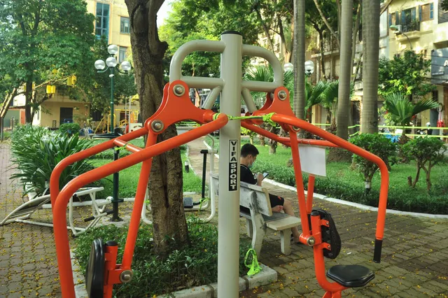 Trói thiết bị tập thể dục ven hồ Tây, hạn chế tụ tập đông người - Ảnh 10. Trói thiết bị tập thể dục ven hồ Tây, hạn chế tụ tập đông người - Ảnh 10.
