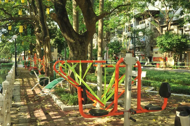 Trói thiết bị tập thể dục ven hồ Tây, hạn chế tụ tập đông người - Ảnh 8. Trói thiết bị tập thể dục ven hồ Tây, hạn chế tụ tập đông người - Ảnh 8.